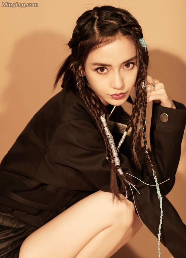 Angelababy新造型好多小辫子纤细美腿穿平底靴(9/17)