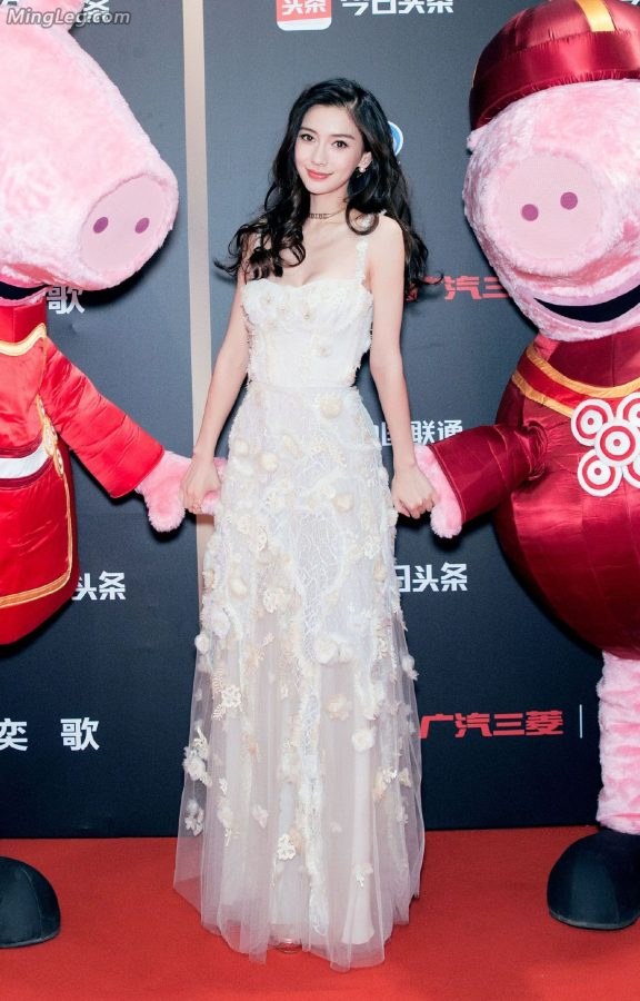 Angelababy has more breasts in her low-cut fairy dress.(4/13)