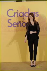 Emma Stone脚踩黑色细高跟鞋优雅性感
