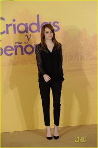 Emma Stone脚踩黑色细高跟鞋优雅性感
