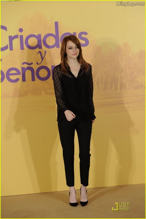 Emma Stone脚踩黑色细高跟鞋优雅性感(7/11)