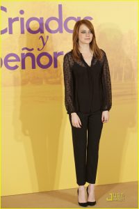 Emma Stone脚踩黑色细高跟鞋优雅性感