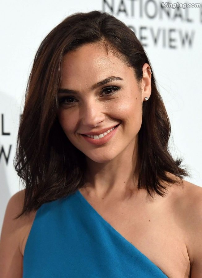 Gal Gadot's slit dress, slender legs and high heels are more sexy(37/92)