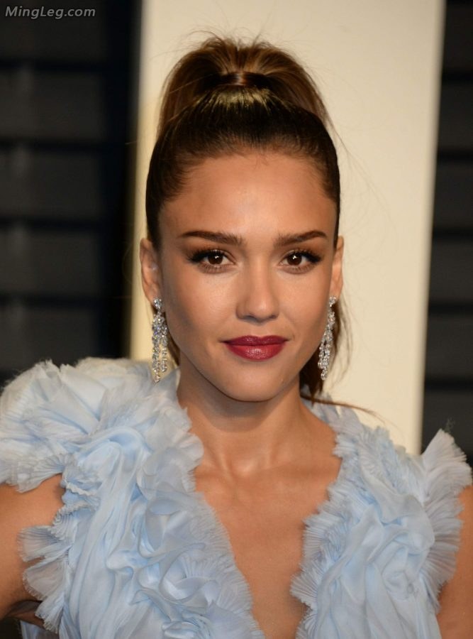 Movie star Jessica Alba's high-slit dress with beautiful legs and high heels(28/28)