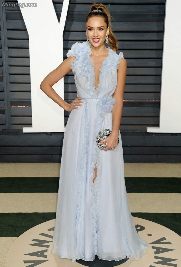 Movie star Jessica Alba's high-slit dress with beautiful legs and high heels(9/28)