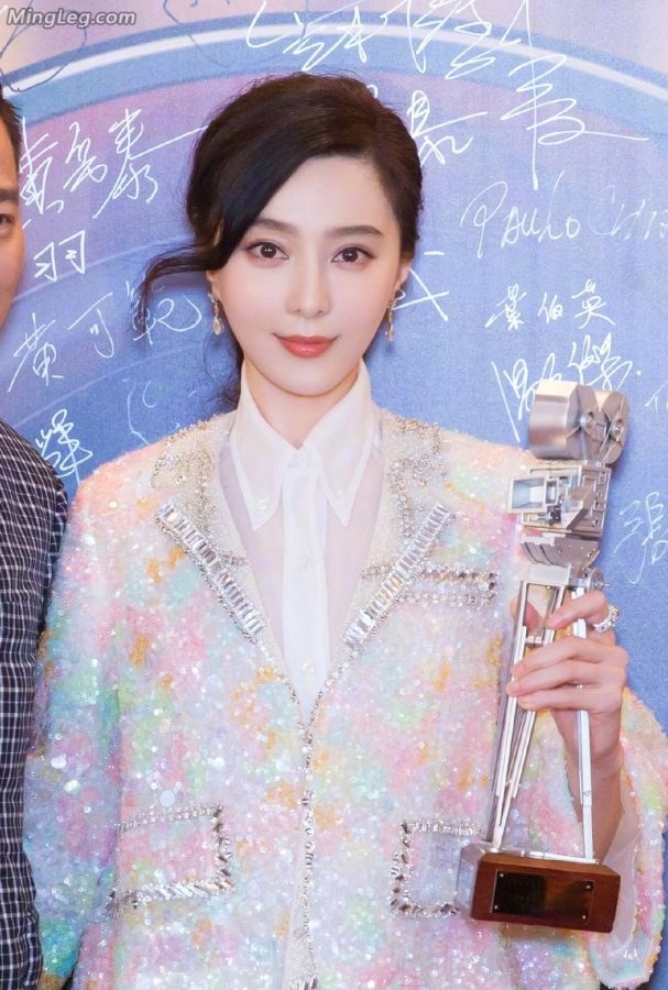 白富美范冰冰亮银色高跟鞋美足(3/9)