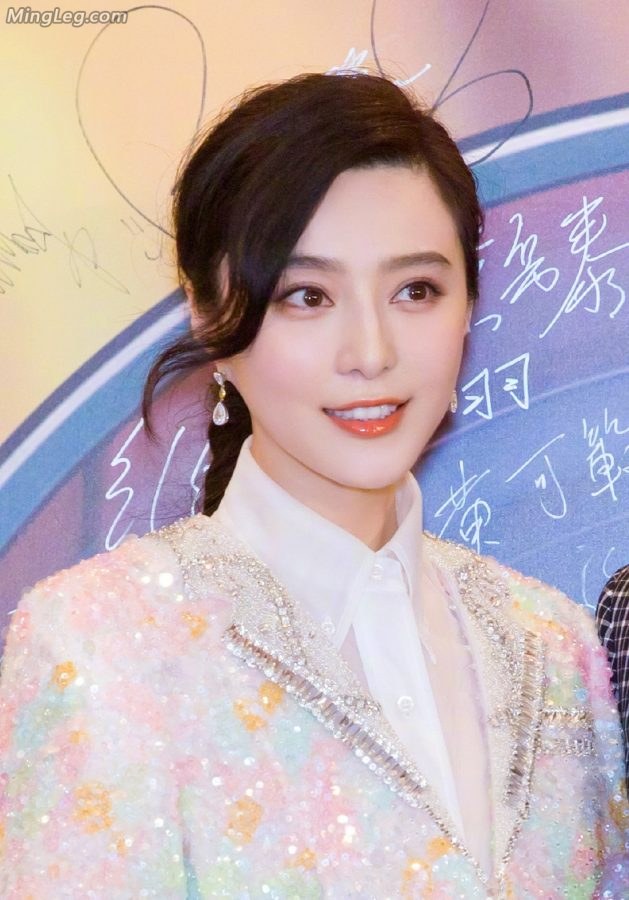 白富美范冰冰亮银色高跟鞋美足(4/9)