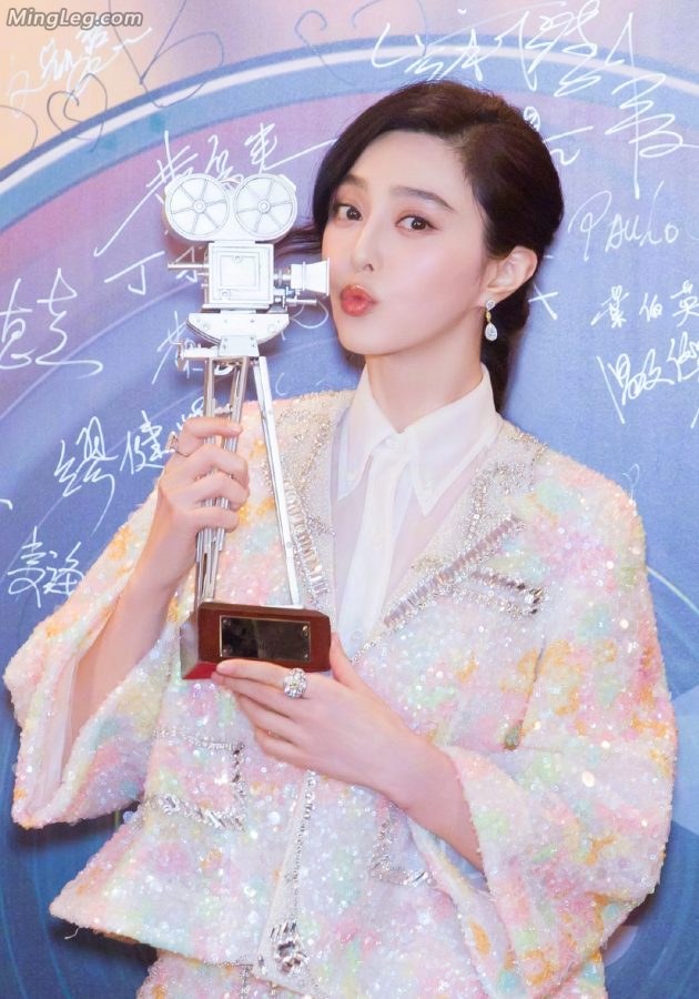 白富美范冰冰亮银色高跟鞋美足(5/9)