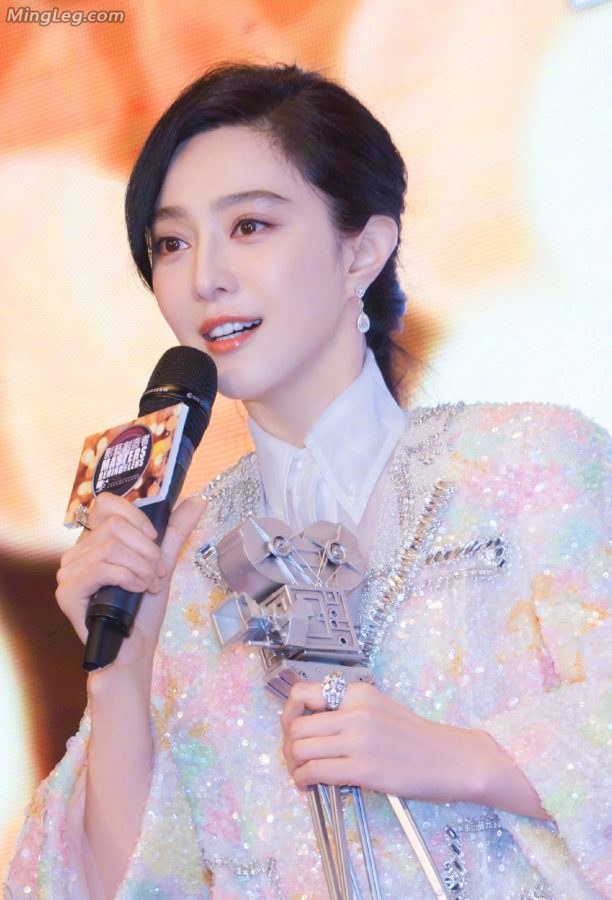 白富美范冰冰亮银色高跟鞋美足(6/9)
