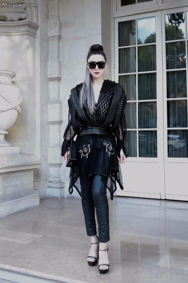 Handsome Fan Bingbing's beautiful feet in sandals are in full bloom(1/7)
