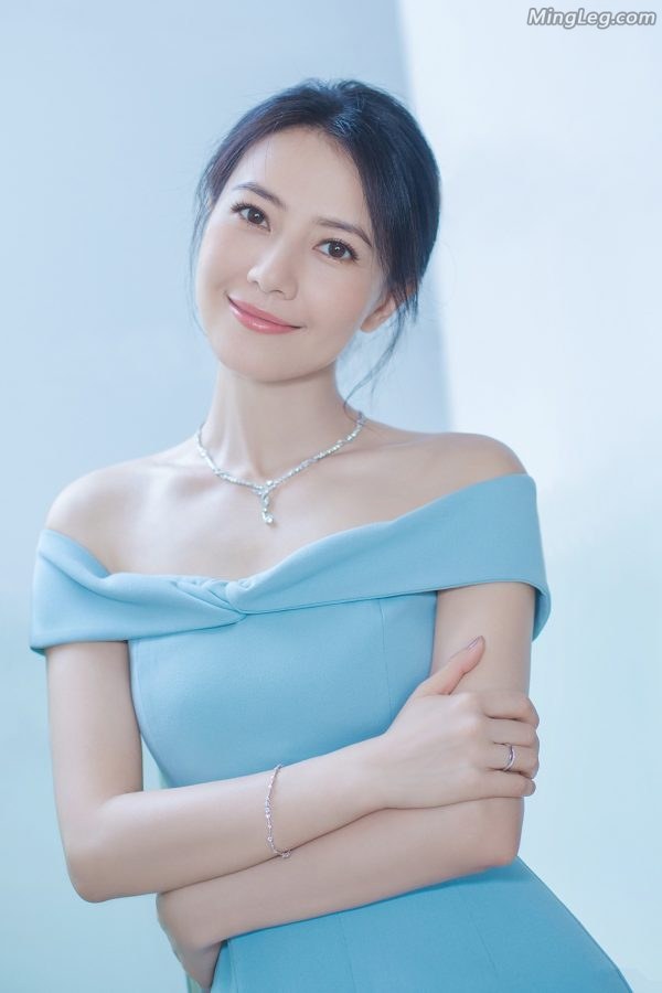 高圆圆清新蓝色长裙白嫩美腿半遮半掩(4/6)