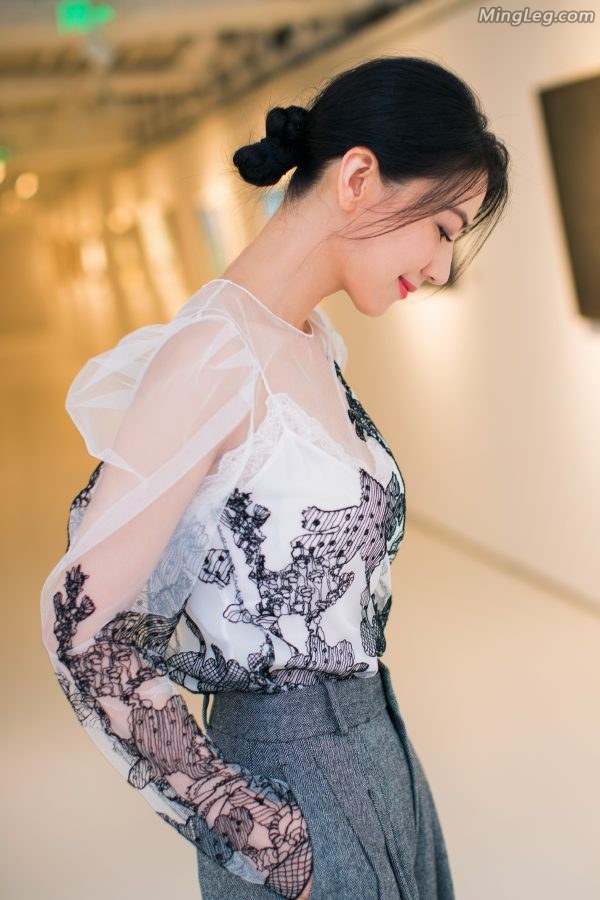 The super beautiful Gao Yuanyuan stretches her high-heeled feet in front of the camera(3/7)