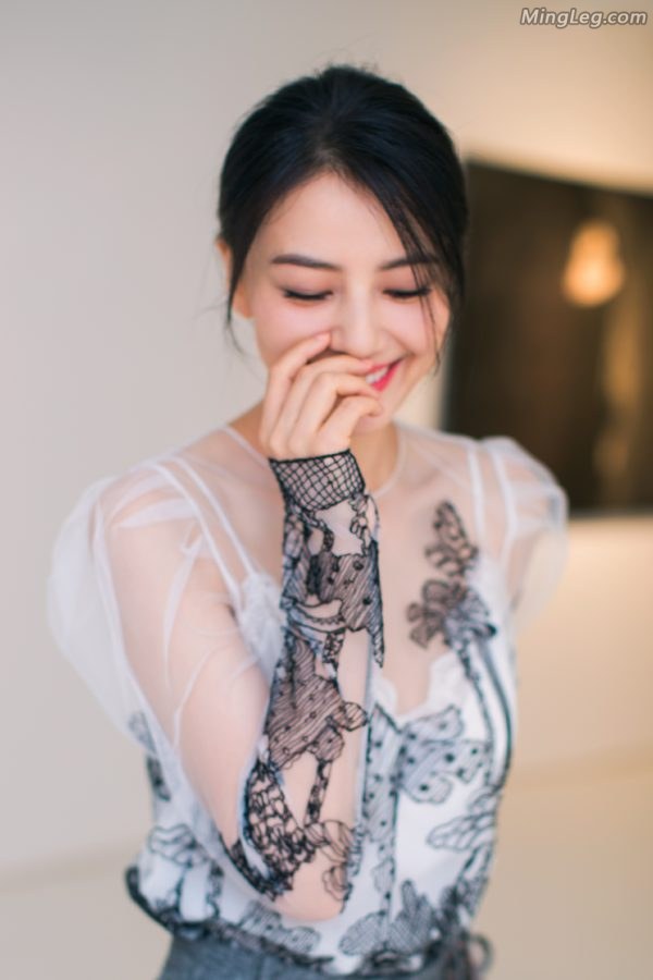超美的高圆圆把高跟玉足伸到镜头前面(5/7)