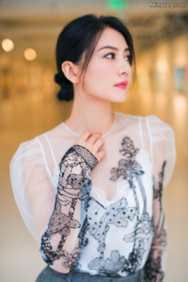 超美的高圆圆把高跟玉足伸到镜头前面(6/7)
