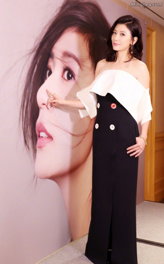 敏敏贾静雯美腿高跟宣传自己写的书《贾如幸福慢点来》(12/14)