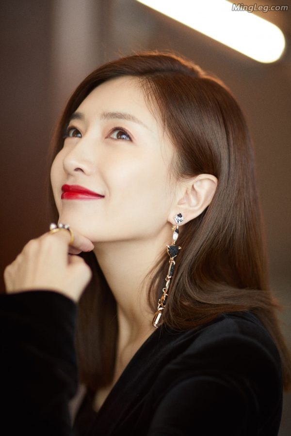 Jiang Shuying's high-end and elegant feet wear pointed high heels and beautiful arches(4/6)
