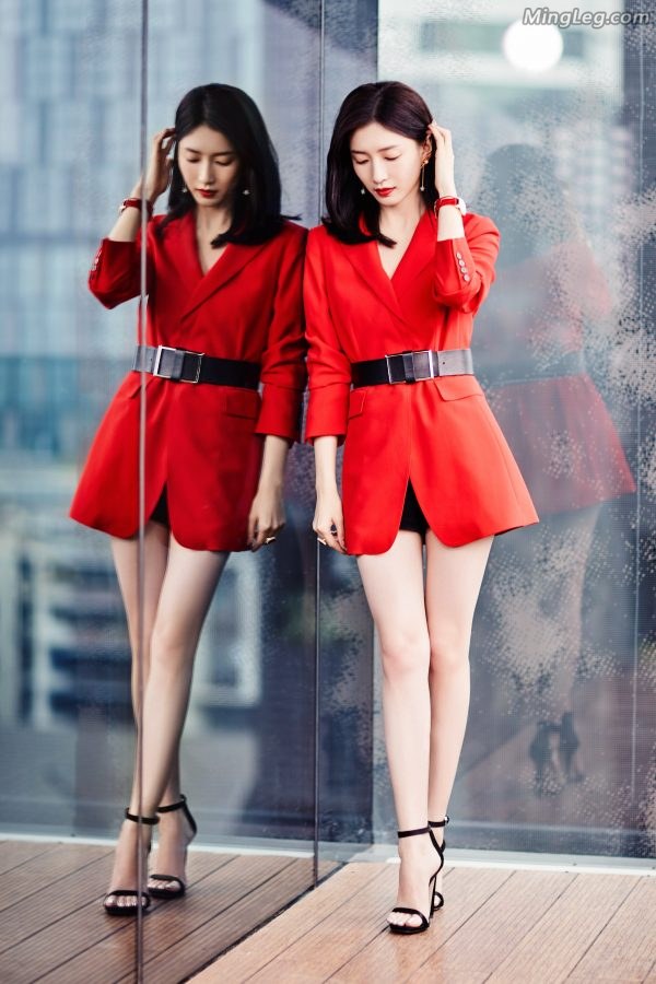 美腿女神江疏影精致美足踩细跟凉鞋(1/13)