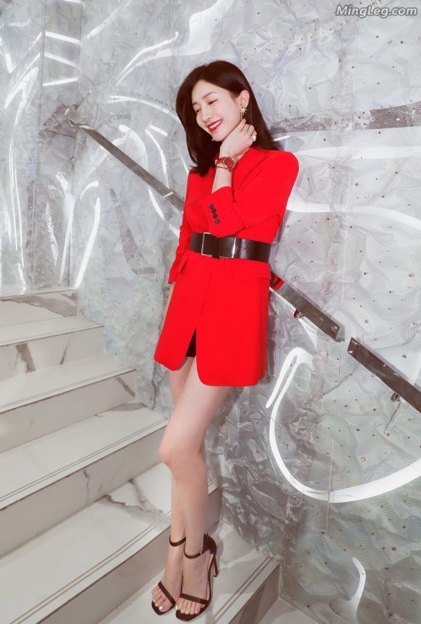 美腿女神江疏影精致美足踩细跟凉鞋(8/13)