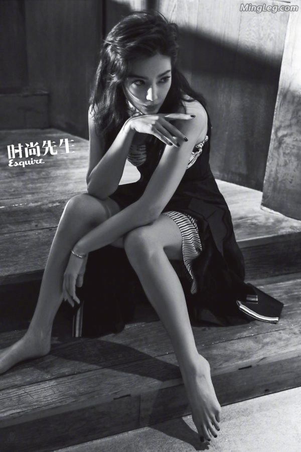 Li Bingbing's fashion photo shows beautiful feet in black and white, but also feels good(1/4)