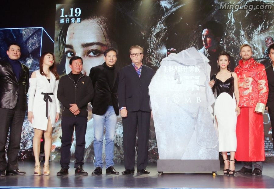 Li Bingbing wore a long skirt with side splits to reveal her slender legs(7/14)