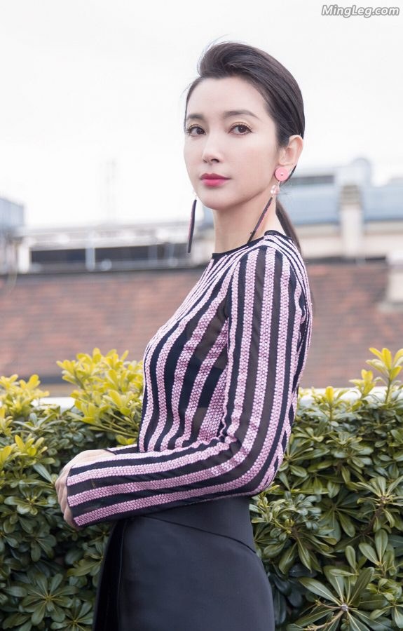 李冰冰上衣透明前排看秀旁边两个金发老姐也不错(10/10)