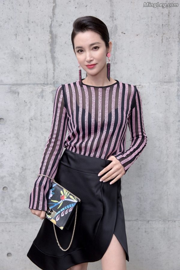 李冰冰上衣透明前排看秀旁边两个金发老姐也不错(6/10)