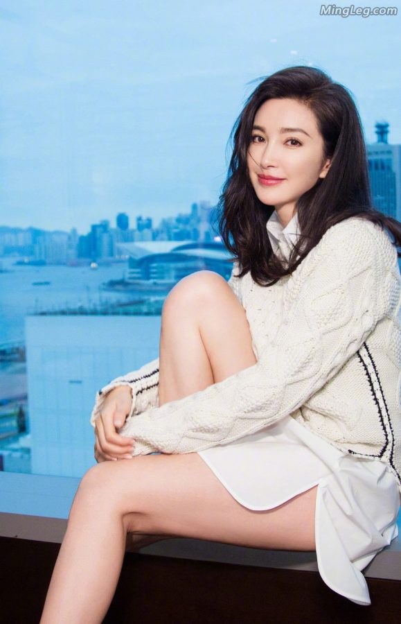 李冰冰在窗前拍写真玉腿光滑圆润美足性感(2/5)