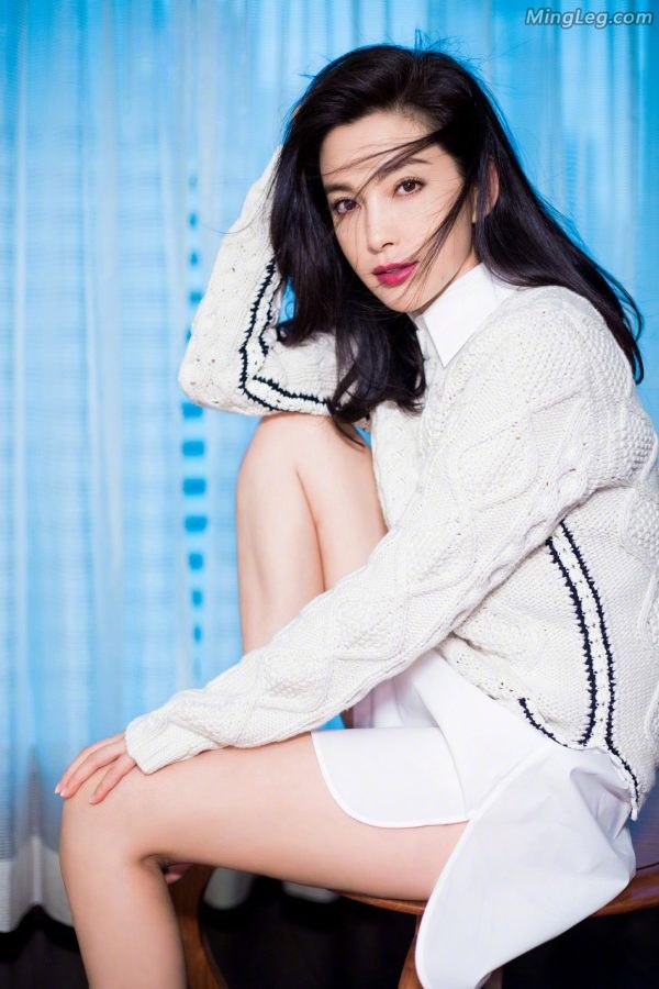 李冰冰在窗前拍写真玉腿光滑圆润美足性感(3/5)
