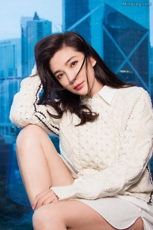 李冰冰在窗前拍写真玉腿光滑圆润美足性感(4/5)