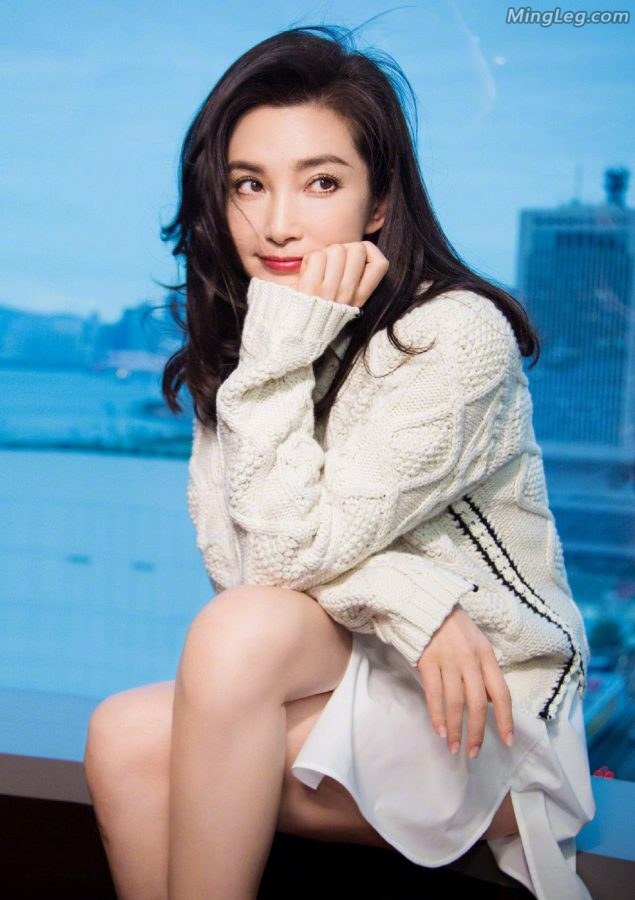 李冰冰在窗前拍写真玉腿光滑圆润美足性感(5/5)