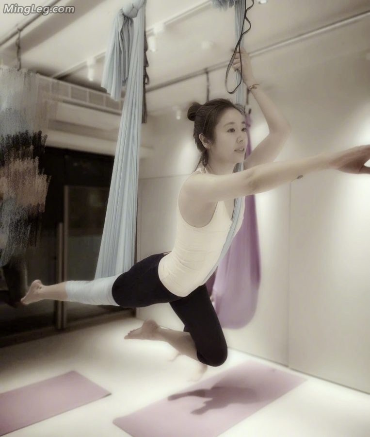 更全面的姿势林心如练绸吊舞露纹身脚(2/3)
