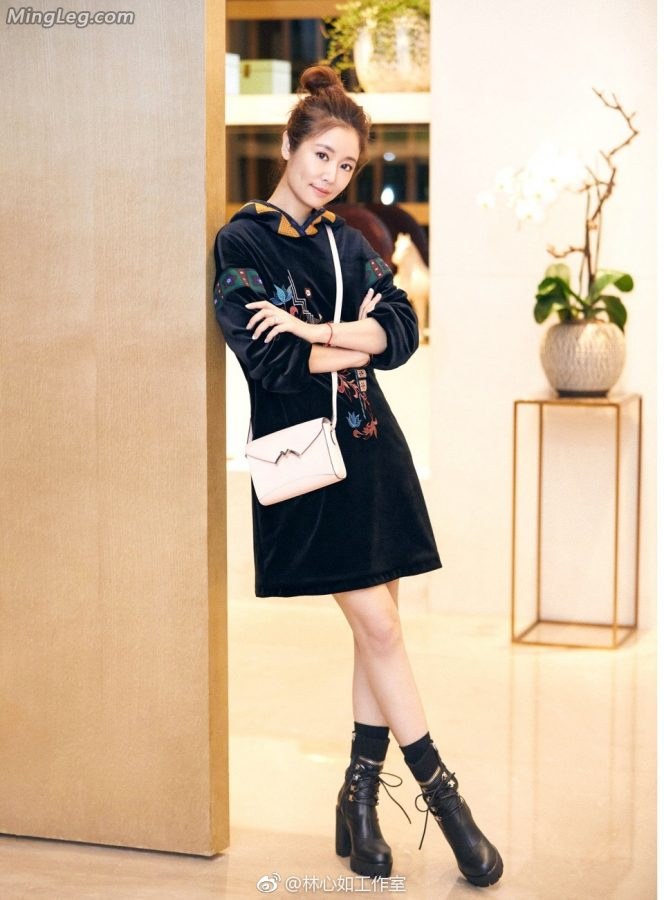  Ruby Lin's delicate legs wearing high-heeled leather boots(3/6)