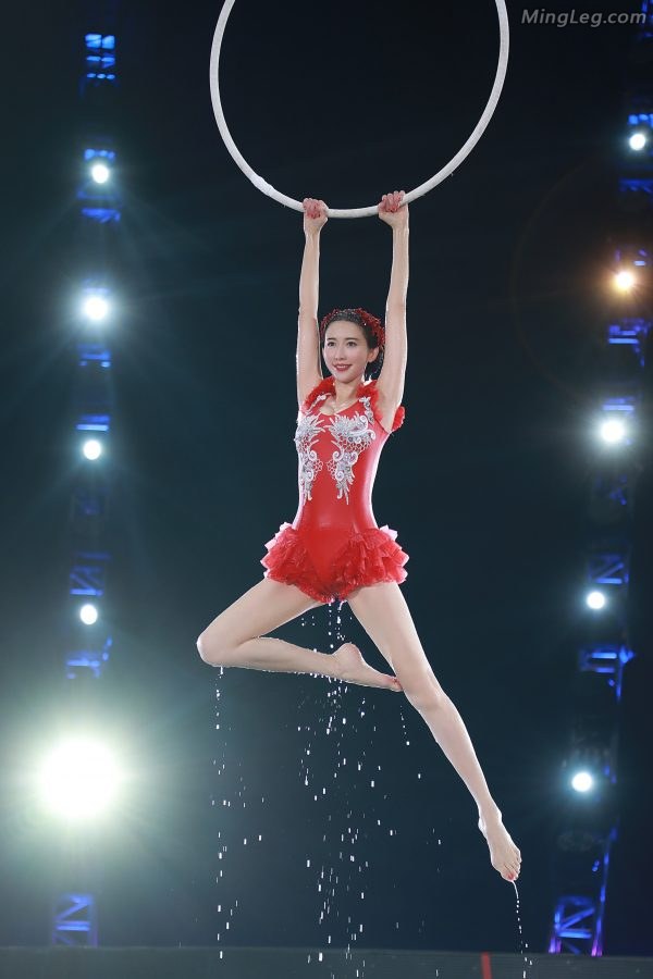 Lin Chiling performs water ballet while wet, the effect is shocking, she is indeed a goddess(1/10)