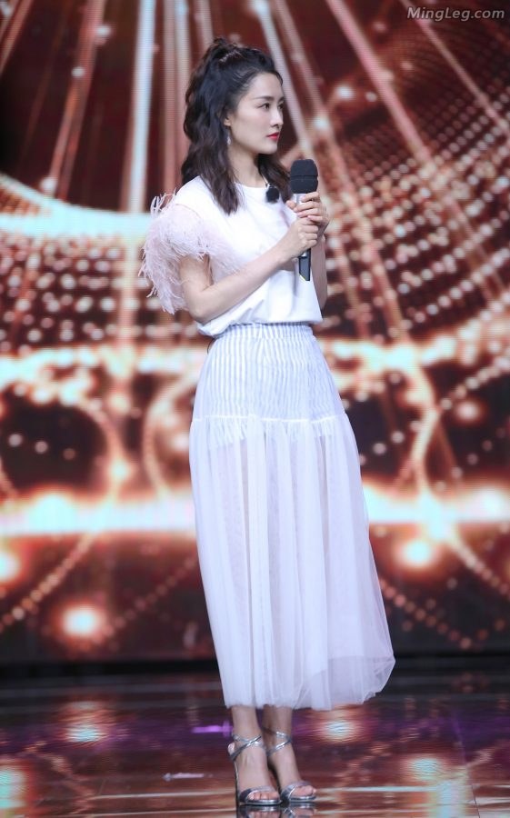 90后女星李沁录节目秀性感高跟玉足(1/4)
