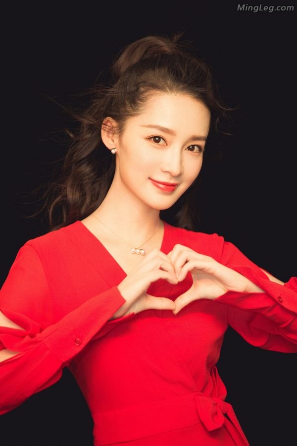 红火李沁踩高跟给大家拜个晚年(2/7)