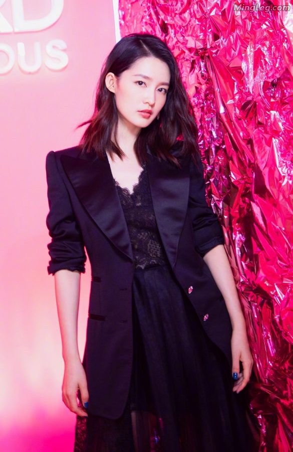 漂亮女星李沁长腿凉高跟美足(3/4)