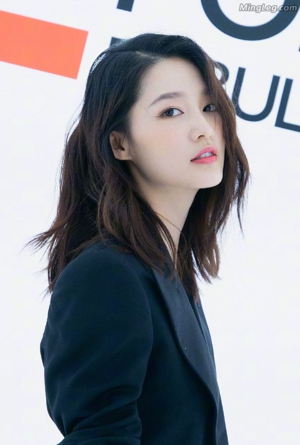 漂亮女星李沁长腿凉高跟美足(4/4)