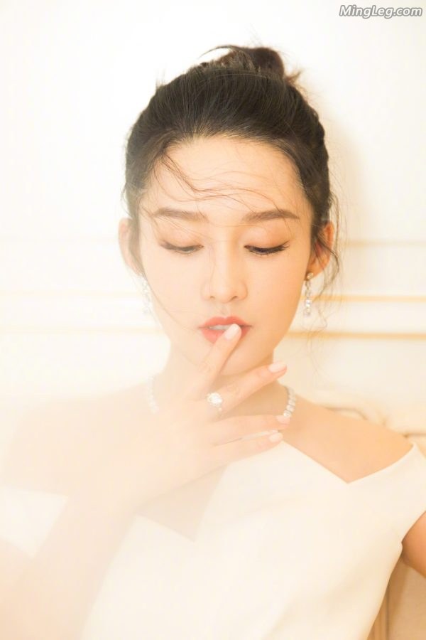 沁妹妹李沁白裙优雅长腿美足露出(3/4)