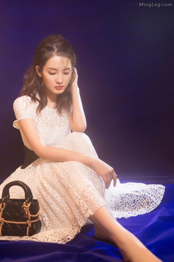 美女明星李沁穿优雅白裙尖头高跟(4/8)