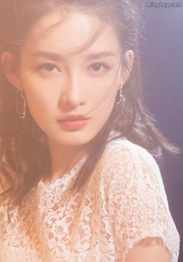 美女明星李沁穿优雅白裙尖头高跟(5/8)