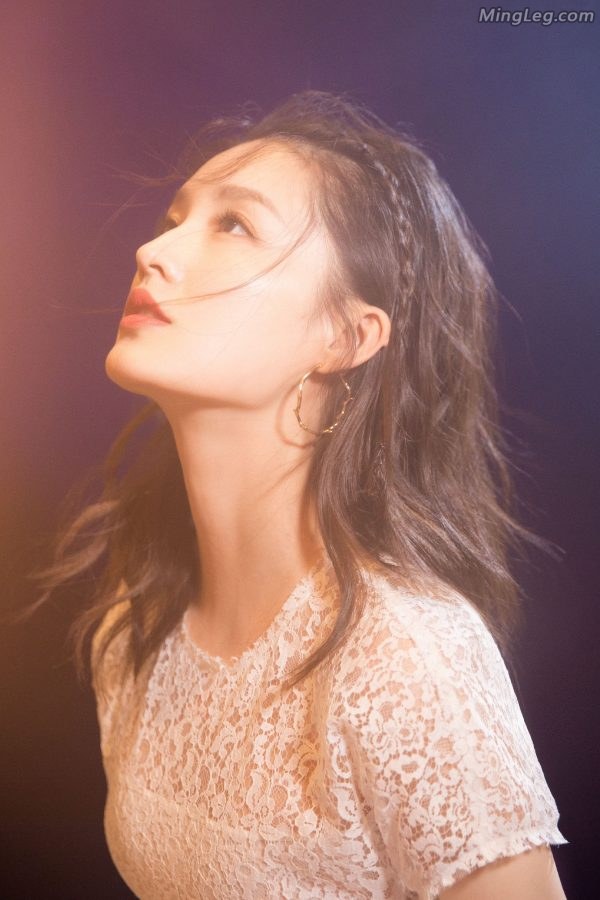 美女明星李沁穿优雅白裙尖头高跟(6/8)
