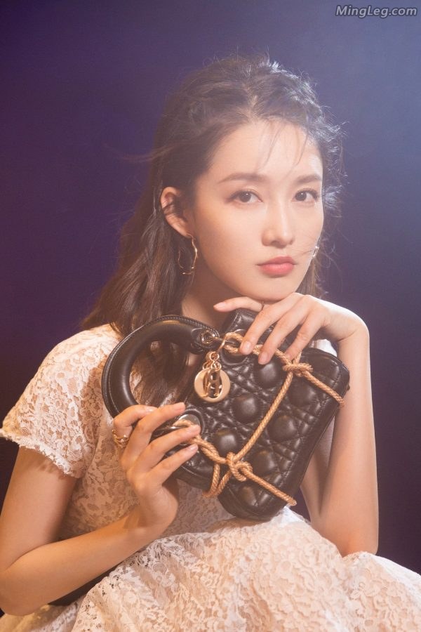 美女明星李沁穿优雅白裙尖头高跟(7/8)