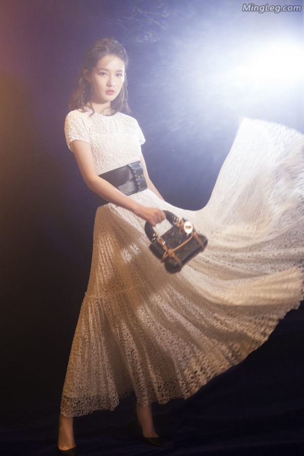 美女明星李沁穿优雅白裙尖头高跟(8/8)
