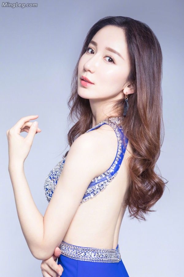 娄艺潇白花花的美背丰腴的翘臀太吸引人(2/8)