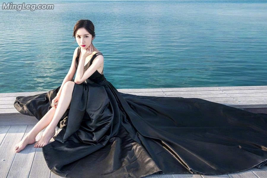 娄艺潇大方在海边被拍摄白皙美足(1/6)