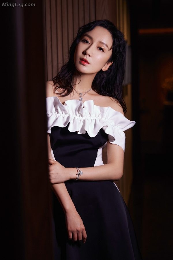 Lou Yixiao's lotus leaf skirt has slender legs and elegant high heels(5/6)