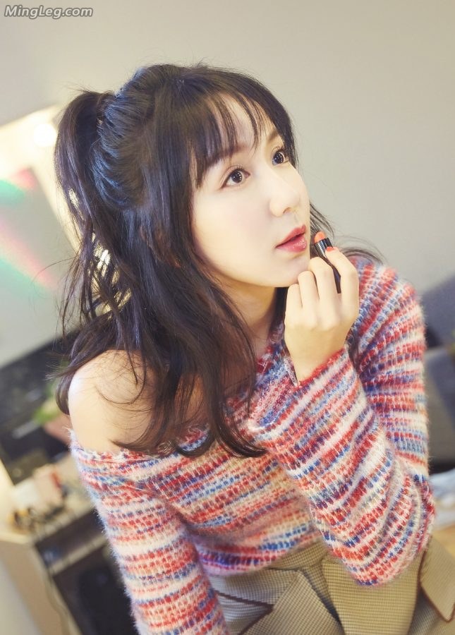 What size are the pointed high heels Lou Yixiao wears?(5/6)