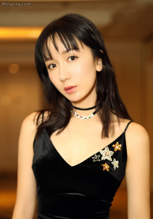 酷酷的女孩娄艺潇黑色纱裙半透明美腿隐约可见(5/8)