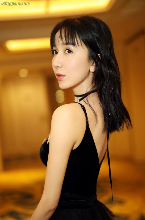 酷酷的女孩娄艺潇黑色纱裙半透明美腿隐约可见(6/8)