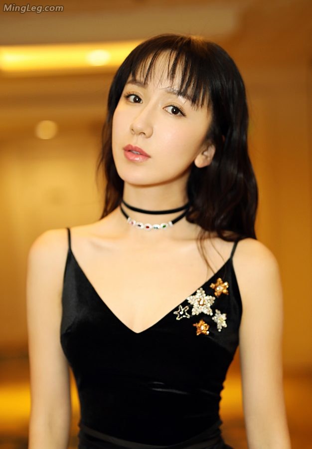 酷酷的女孩娄艺潇黑色纱裙半透明美腿隐约可见(7/8)